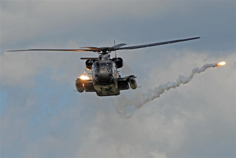 CH-53 with flares.jpg - jens.schymura@onlinehome.de